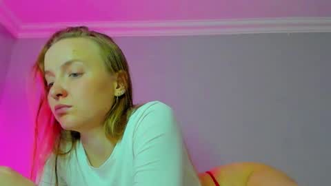 Snapshot of silky_huzelnut chatting on 26, 10, 2025 Mila online show from 26, 10, 2025