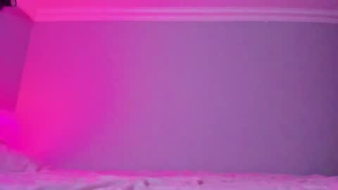 Snapshot of silky_huzelnut chatting on 4, 11, 2025 Mila online show from 4, 11, 2025