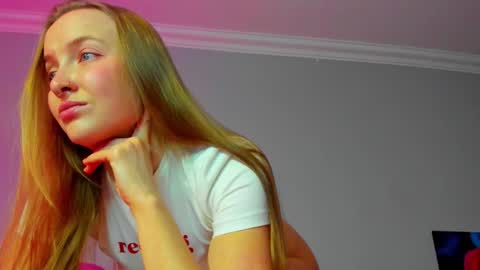 Snapshot of silky_huzelnut chatting on 17, 11, 2025 Mila online show from 17, 11, 2025