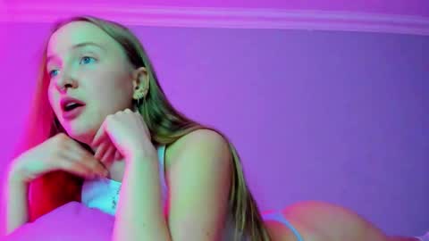 Snapshot of silky_huzelnut chatting on 4, 12, 2025 Mila online show from 4, 12, 2025