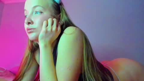 Snapshot of silky_huzelnut chatting on 18, 12, 2025 Mila online show from 18, 12, 2025