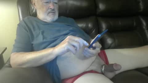 Snapshot of silverdaddy_1955 chatting on 15, 10, 2025 Daddy Bear online show from 15, 10, 2025