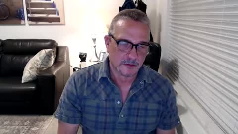 Snapshot of silveroli187 chatting on 7, 10, 2025 silveroli187 online show from 7, 10, 2025