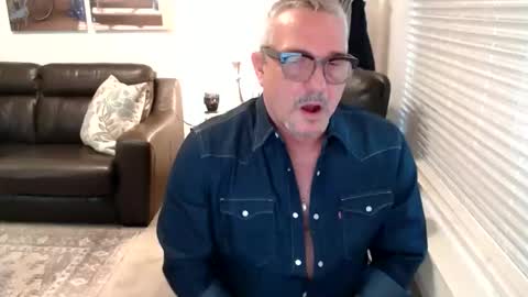 Snapshot of silveroli187 chatting on 11, 11, 2025 silveroli187 online show from 11, 11, 2025