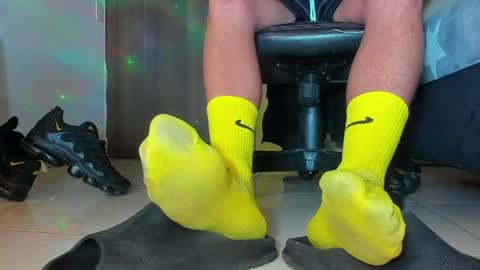 only foot                         worshipers here online show from 17, 4, 2026