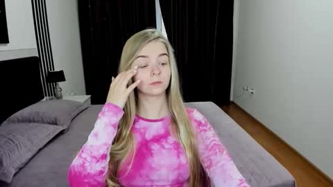 Snapshot of sirenabloom chatting on 18, 11, 2025 SirenaBloom online show from 18, 11, 2025