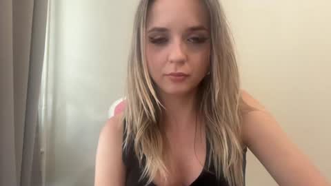 Snapshot of sisi_bunny chatting on 22, 6, 2026 Sisi Bunny online show from 22, 6, 2026