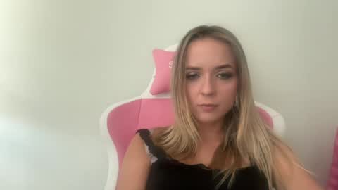 Snapshot of sisi_bunny chatting on 6, 7, 2026 Sisi Bunny online show from 6, 7, 2026