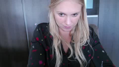 Snapshot of siswet19 chatting on 15, 9, 2025 Elise online show from 15, 9, 2025