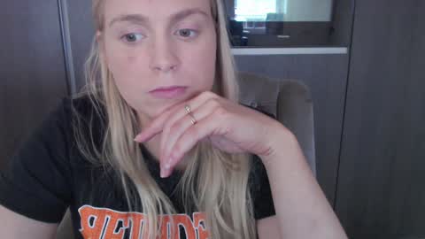 Snapshot of siswet19 chatting on 20, 10, 2025 Elise online show from 20, 10, 2025