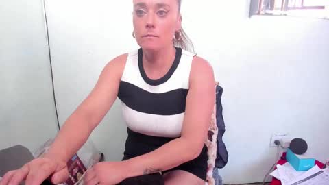 Snapshot of skin_taste chatting on 11, 9, 2025 TINNA online show from 11, 9, 2025