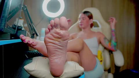 Snapshot of skinnygirl019 chatting on 9, 1, 2025 GoddessSkinny online show from 9, 1, 2025