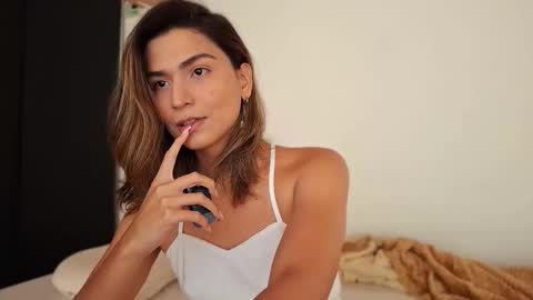 Snapshot of skyamber8v2 chatting on 24, 10, 2025 Vi online show from 24, 10, 2025