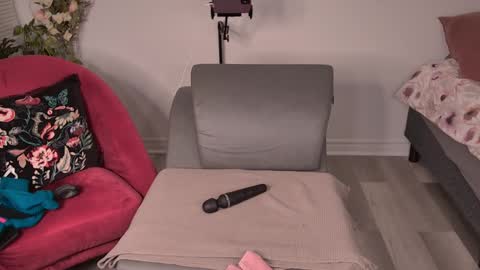 Snapshot of skylar_bird chatting on 2, 1, 2025 skylar bird online show from 2, 1, 2025