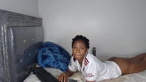 Snapshot of skyqueen0 chatting on 28, 10, 2025 skyqueen0 online show from 28, 10, 2025