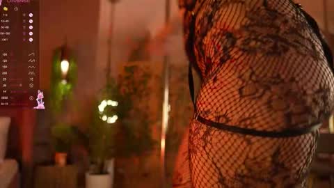 Snapshot of smiley_mia_ chatting on 6, 11, 2025 Mia online show from 6, 11, 2025