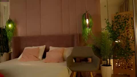 Snapshot of smiley_mia_ chatting on 8, 11, 2025 Mia online show from 8, 11, 2025