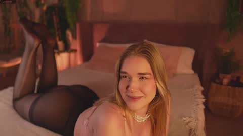 Snapshot of smiley_mia_ chatting on 27, 11, 2025 Mia online show from 27, 11, 2025