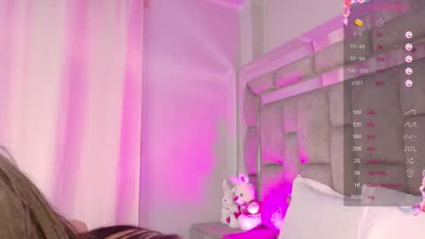 Snapshot of smiling__girl chatting on 30, 10, 2025 online show from 30, 10, 2025