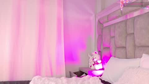 Snapshot of smiling__girl chatting on 22, 11, 2025 online show from 22, 11, 2025