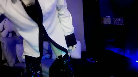 Snapshot of smokeingbitch420 chatting on 29, 9, 2025 love bug online show from 29, 9, 2025