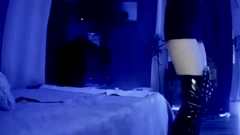 Snapshot of smokeingbitch420 chatting on 11, 10, 2025 love bug online show from 11, 10, 2025