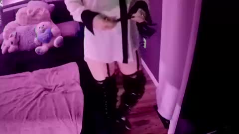 Snapshot of smokeingbitch420 chatting on 13, 10, 2025 love bug online show from 13, 10, 2025