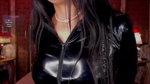 Snapshot of soffiqueen chatting on 21, 11, 2025 Schedule 1400 - 2100 gtm-5 online show from 21, 11, 2025