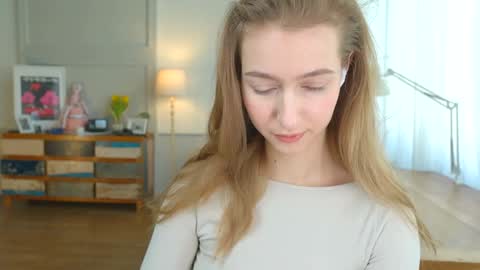 Snapshot of solar_bella chatting on 2, 2, 2025 Bella online show from 2, 2, 2025