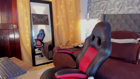 Snapshot of sophi_01 chatting on 18, 9, 2025 sophie online show from 18, 9, 2025