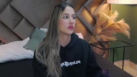 Snapshot of sophia_loreenn chatting on 12, 10, 2025 Sofia online show from 12, 10, 2025