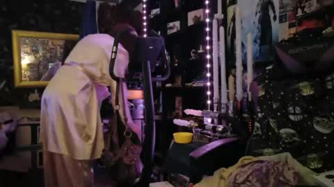 Snapshot of sophie198013 chatting on 28, 3, 2026 Sophie Satin1980 online show from 28, 3, 2026