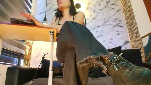 Snapshot of sophie_littles chatting on 17, 12, 2025 Sophie online show from 17, 12, 2025