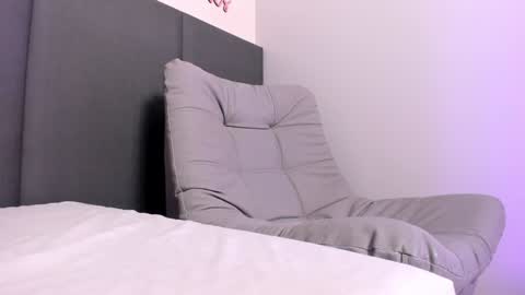 sophieharris__ online show from 8, 2, 2025