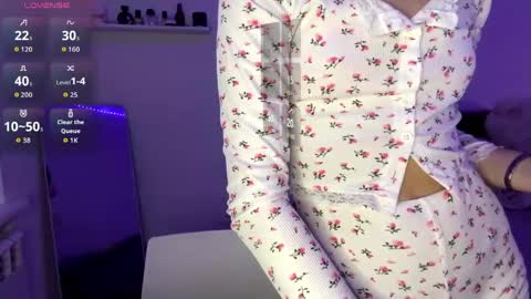 citygirl my face is 10 my body tea everything on me natural im petiteee online show from 26, 4, 2026