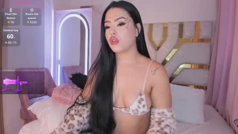 Snapshot of sophy_champagne chatting on 27, 10, 2025 sophy online show from 27, 10, 2025