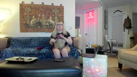 Snapshot of squirt_vip_room chatting on 23, 12, 2024 Roxy Day Mossimo Knight online show from 23, 12, 2024