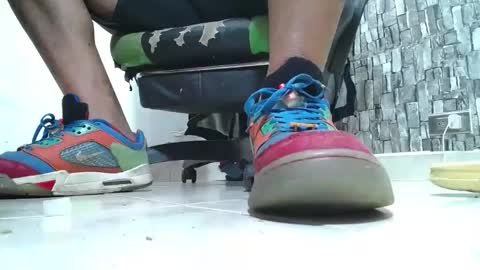 Snapshot of srfindomfeet_ chatting on 21, 4, 2026 sr master cum its my old account online show from 21, 4, 2026