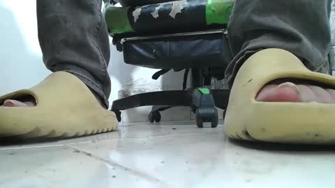Snapshot of srfindomfeet_ chatting on 6, 5, 2026 sr master cum its my old account online show from 6, 5, 2026