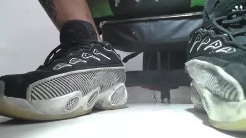 Snapshot of srfindomfeet_ chatting on 13, 5, 2026 sr master cum its my old account online show from 13, 5, 2026
