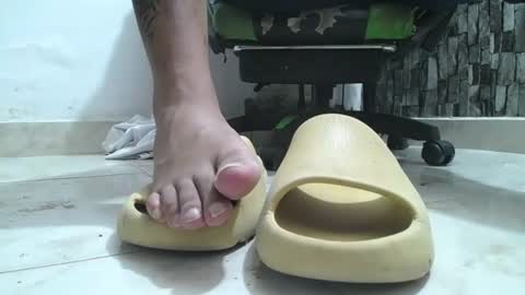Snapshot of srfindomfeet_ chatting on 19, 6, 2026 sr master cum its my old account online show from 19, 6, 2026