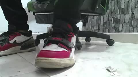 Snapshot of srfindomfeet_ chatting on 10, 7, 2026 sr master cum its my old account online show from 10, 7, 2026