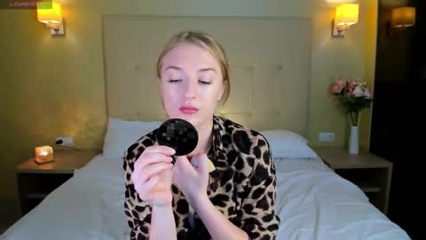 Snapshot of stacy_riiver chatting on 14, 11, 2025 Stacy Mon Tue Wed Thu Fri Sun GMT GMT 3 1000am - 0400pm online show from 14, 11, 2025