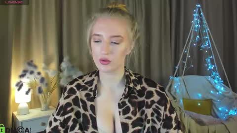 Snapshot of stacy_riiver chatting on 22, 11, 2025 Stacy Mon Tue Wed Thu Fri Sun GMT GMT 3 1000am - 0400pm online show from 22, 11, 2025