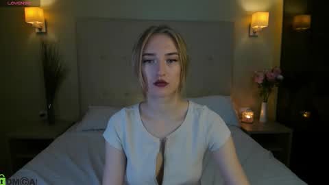 Snapshot of stacy_riiver chatting on 17, 12, 2025 Stacy Mon Tue Wed Thu Fri Sun GMT GMT 3 1000am - 0400pm online show from 17, 12, 2025