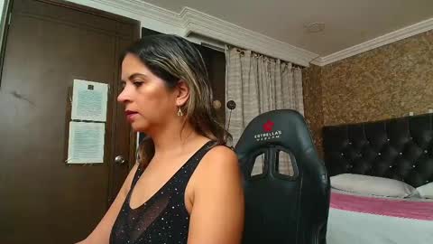 Snapshot of stella_xue chatting on 8, 9, 2025 Estella online show from 8, 9, 2025