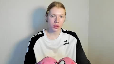 Snapshot of stellaswen chatting on 6, 11, 2025 S T E L L A online show from 6, 11, 2025