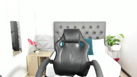 Snapshot of stephanya_ chatting on 5, 2, 2025 S T E P H A N Y A online show from 5, 2, 2025