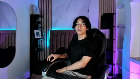 Sthepano  online show from 7, 6, 2026