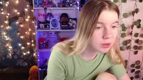 Snapshot of strawberry_juli chatting on 28, 2, 2025 Juli online show from 28, 2, 2025